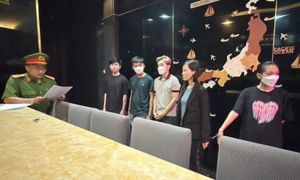 Nhân viên nhà hàng ở Sài Gòn lột quần áo khách, buộc trả tiền