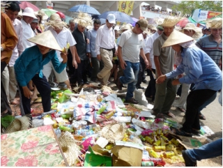 Hàng ngàn người dẫm đạp lên nhau vì trâu 