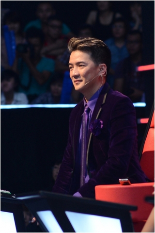 Những chiêu gây chú ý của HLV The Voice trong liveshow 3 _1