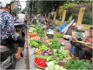 Hà Nội: Bão tan, giá rau xanh vẫn chưa 