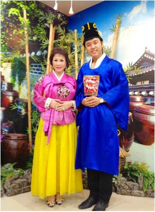 Vũ Hoàng Việt và bồ già xúng xính áo hanbok_0