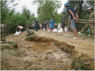 Hà Tĩnh: Sạt lở khe chống lũ, người dân sơ tán trong đêm_2