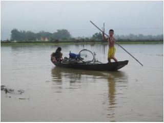 Cô lập trong lũ, dân đói rét, cầm hơi bằng mỳ gói_3