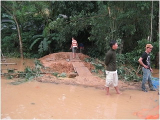 Bức xúc hành vi trục lợi trong bão lũ miền Trung_1