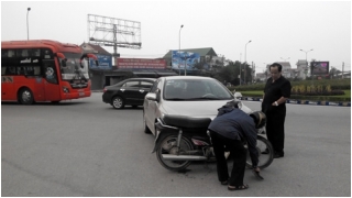 Hà Tĩnh: Phó GĐ Sở đút tay túi áo đứng nhìn người bị ô tô đâm_0