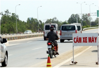 Xe máy bất chấp biển cấm vào cao tốc hiện đại nhất Việt Nam_0