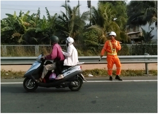 Xe máy bất chấp biển cấm vào cao tốc hiện đại nhất Việt Nam_1