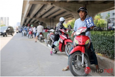 Bi hài chuyện trốn nắng khi chờ đèn đỏ ở Hà Nội_7