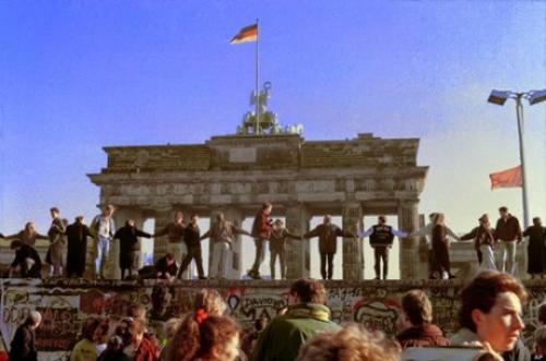 Ảnh để đời ghi dấu Bức tường Berlin sụp đổ năm 1989 - 3