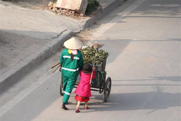 Loạt ảnh Ở đâu có mẹ, ở đó có Tết của hai mẹ con cô lao công gây xúc động - 2