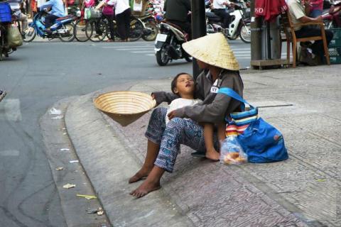 Nha Trang dùng tiền dẹp ăn xin - 0