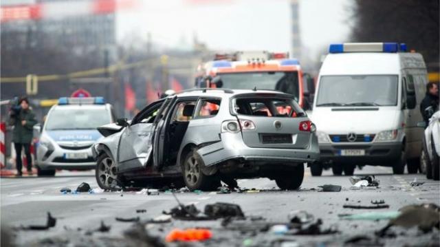 Ôtô nghi bị cài bom phát nổ ngay trên đường phố Berlin - 0