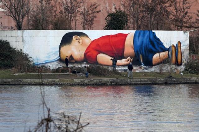 Đức: Bức graffiti khổng lồ về cái chết đầy ám ảnh của em bé Alan Kurdi - 0