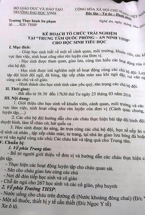 Học sinh tiểu học cầm súng và ngắm bắn chỉ để... chụp ảnh? - 2