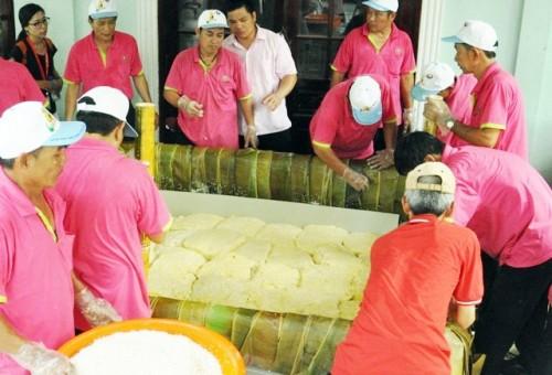 Cận cảnh màn gói chiếc bánh chưng “khủng” dâng Quốc Tổ - 5