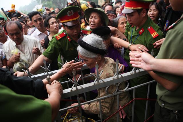 10 phút thót tim chứng kiến biển người tràn lên núi Nghĩa Lĩnh - 2