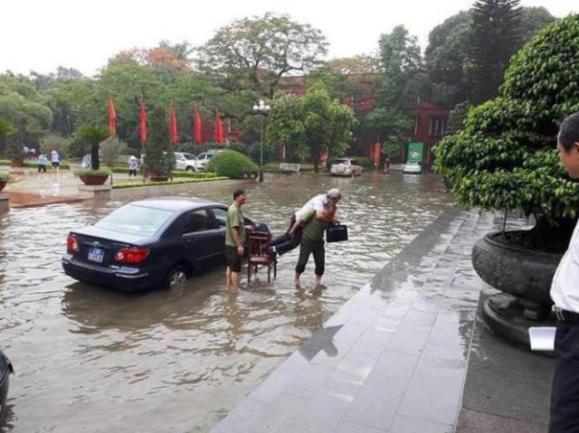 Cán bộ bị “ném đá” vì được cõng qua chỗ ngập - 0