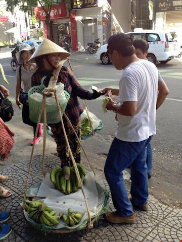 Khách Trung Quốc hành xử thiếu văn hóa với chị bán chuối rong ở Đà Nẵng - 0