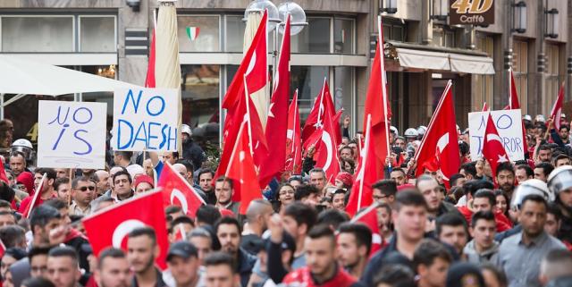 Biểu tình lớn của người Thổ ủng hộ Erdogan tại Köln - 0