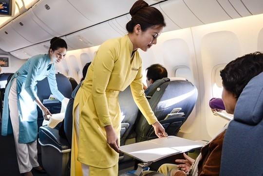 Rơi điện thoại, khách VIP đã tát nữ tiếp viên Vietnam Airlines - 0