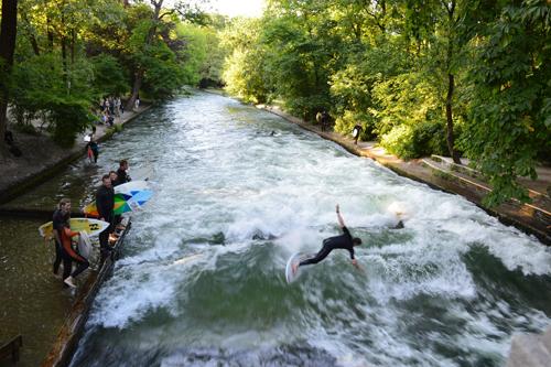 Sóng biển trên mặt kênh trung tâm thành phố München - 0