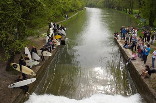 Sóng biển trên mặt kênh trung tâm thành phố München - 3