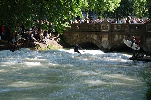 Sóng biển trên mặt kênh trung tâm thành phố München - 5