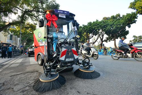 Cận cảnh dàn “siêu xe quét rác tiền tỉ của Đức trên phố Hà Nội - 1