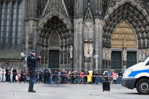 Köln: Chiếc hộp khả nghi  nằm chơ vơ giữa quang trường - 0