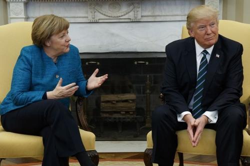 Lý do TT Donald Trump không bắt tay bà Merkel trong cuộc gặp đầu - 0