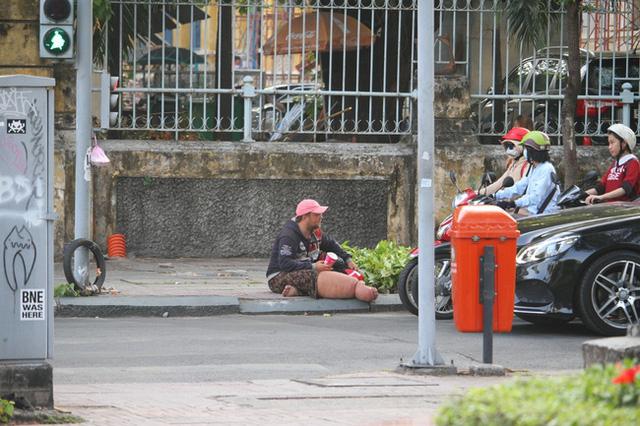 Gã ăn xin người Đức từng bị lật tẩy mánh khóe tại nhiều nước Đông Nam Á đang làm gì ở Sài Gòn? - 5