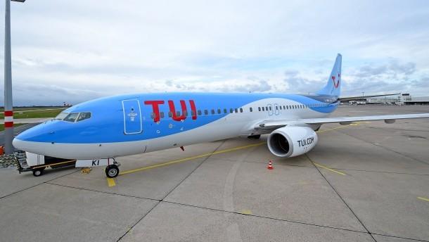 hàng không Đức TUI Fly: Phi công ngất xỉu giữa hành trình, tiếp viên nhanh trí cứu cả đoàn bay - 0