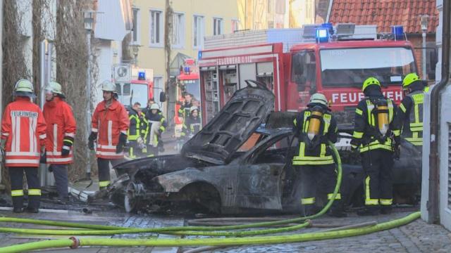 Niedersachsen: Đâm xe vào Tòa thị chính ở Verden, xe cháy trơ khung - 0