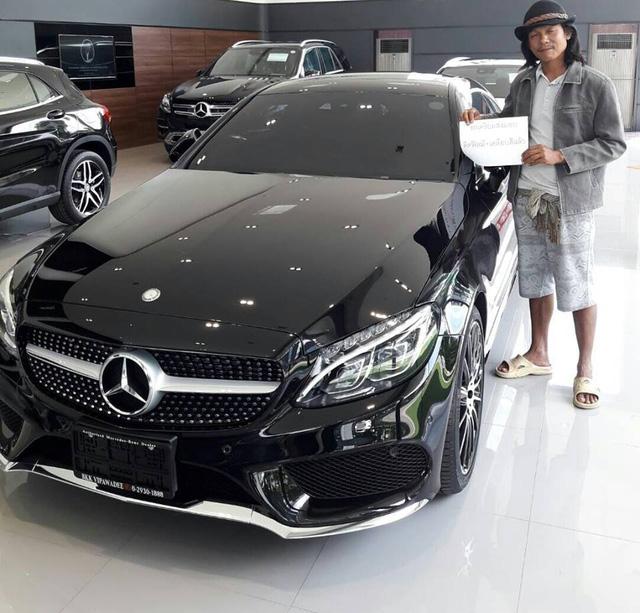 Đi dép lê vào cửa hàng mua xe Mercedes, người đàn ông nói 1 câu khiến nhân viên phục vụ bất ngờ - 2