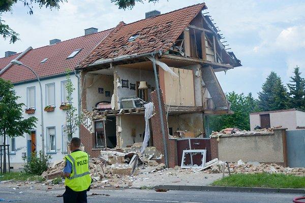 Sachsen-Anhalt: Nổ lớn sập cả nhà sau khi.... mở chai bia? - 0