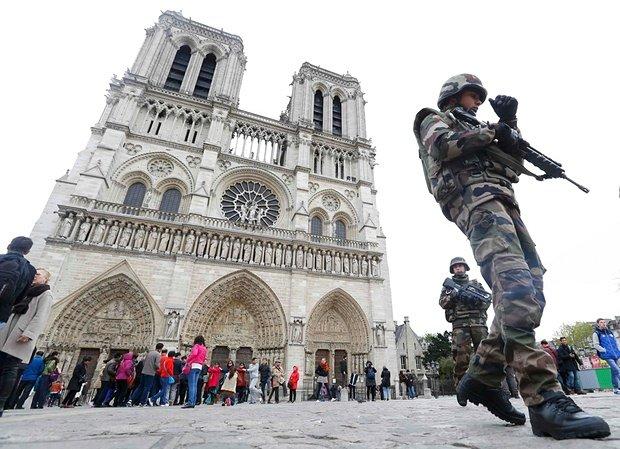 Kẻ tấn công ngoài Nhà thờ Đức Bà Paris hét lên“Đây là vì Syria!” khi tấn công 3 cảnh sát Pháp - 0