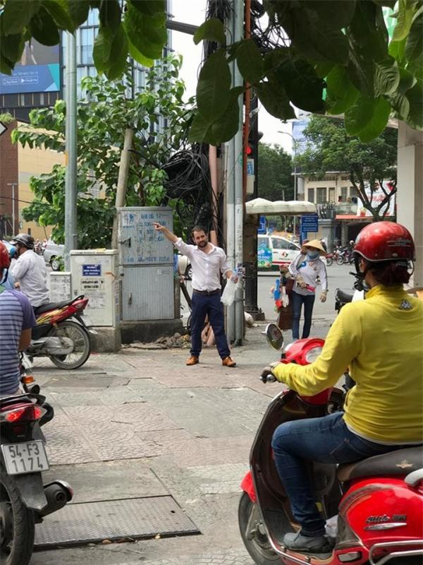 Hành động của chàng Tây trên phố Sài Gòn khiến nhiều người phải tự thấy xấu hổ - 0