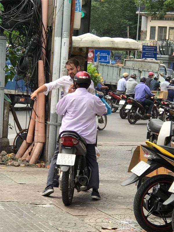 Hành động của chàng Tây trên phố Sài Gòn khiến nhiều người phải tự thấy xấu hổ - 1