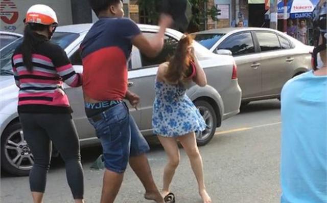 Sau va chạm giao thông, nam thanh niên đập xe, đánh cô gái dã man - 0