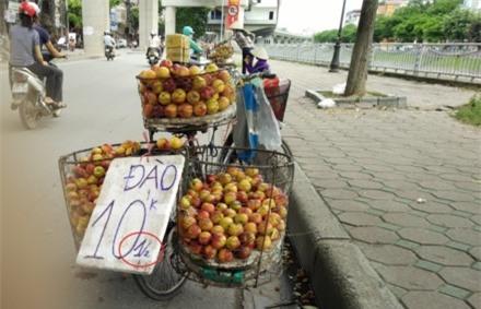 Ham rẻ, hàng loạt khách “dính bẫy” hàng rong - 0