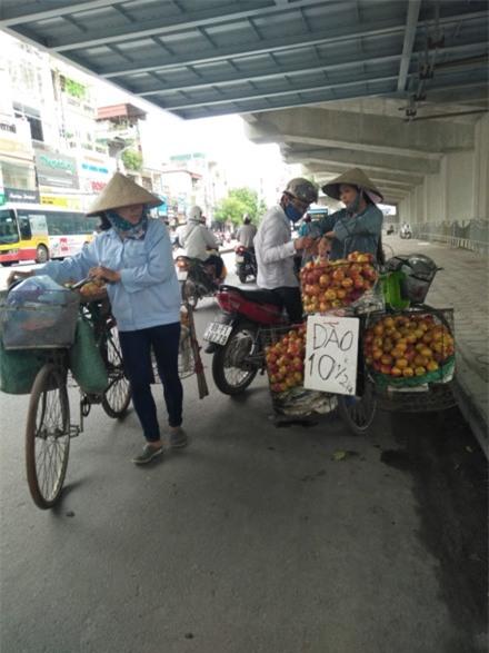 Ham rẻ, hàng loạt khách “dính bẫy” hàng rong - 1