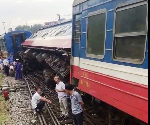 Tàu hỏa chở 100 khách bị trật bánh ngay trong sân ga ở Hà Nội - 0