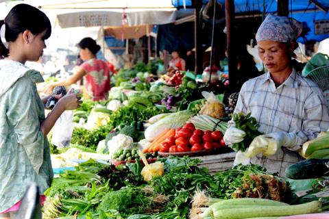 Tăng thuế VAT: Rau thịt không ảnh hưởng, dân nghèo đừng lo - 0