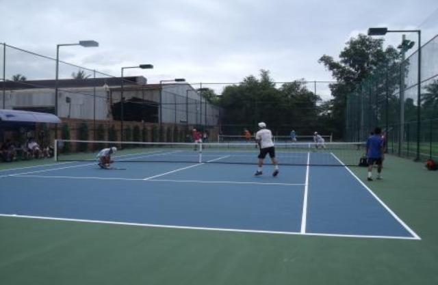 Xã xây sân tennis, công chức không được mặc quần bò - 0