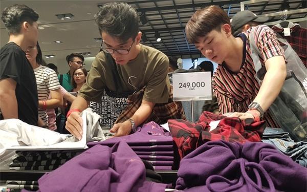 Người Việt mua áo made in Vietnam 300.000 chê đắt, đội nắng 15 tiếng mua áo H&M 700.000 vẫn khen rẻ? - 0