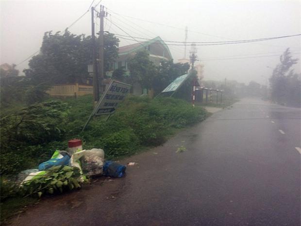  Những hình ảnh kinh hoàng khi bão số 10 đổ bộ: Bão quần thảo dồn dập, tơi tả Hà Tĩnh  - 6