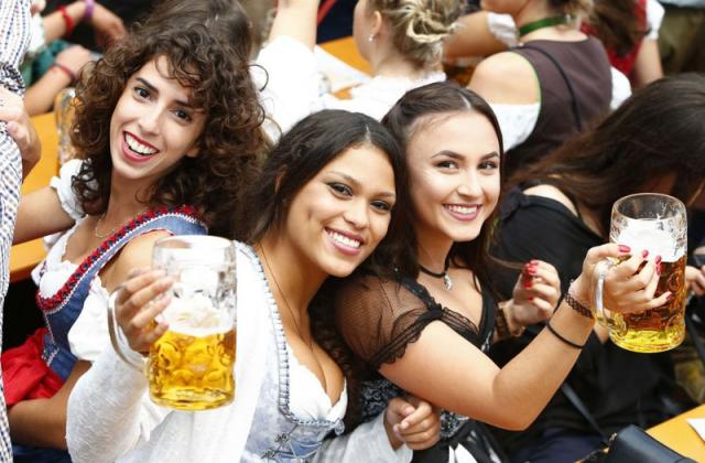 Sôi động lễ hội bia Oktoberfest vừa khai mạc tại Đức - 0