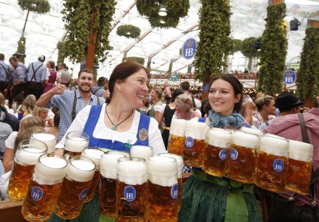 Sôi động lễ hội bia Oktoberfest vừa khai mạc tại Đức - 3