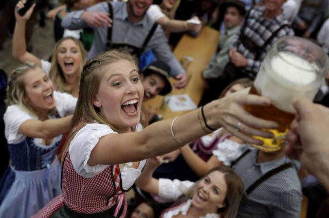 Sôi động lễ hội bia Oktoberfest vừa khai mạc tại Đức - 12