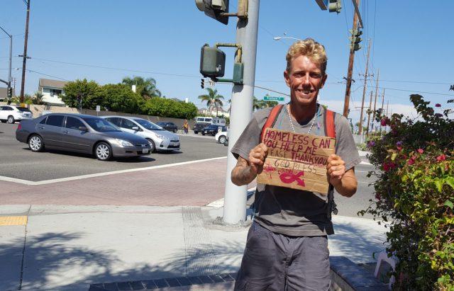 Homeless làm ăn khấm khá ở Little Saigon nhờ người Việt dễ dãi - 1